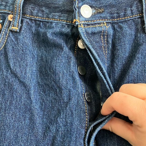 Levi’s Men's 501 Button Fly Medium Wash Jeans 38x32 - Picture 3 of 4